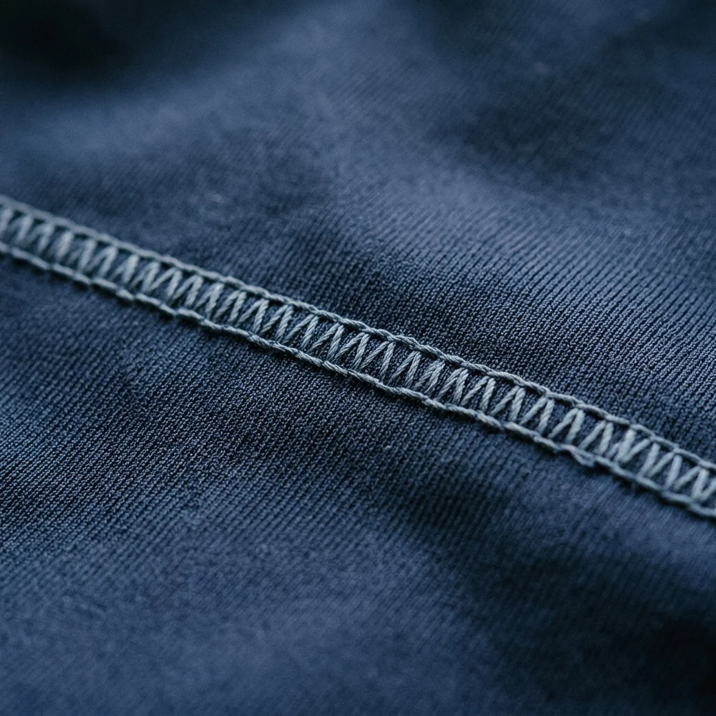 Puntada regular en una costura de pantalón de montar