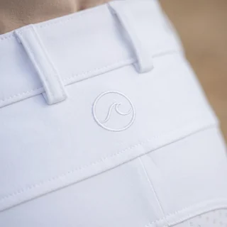 Tejido blanco de unos breeches de concurso
