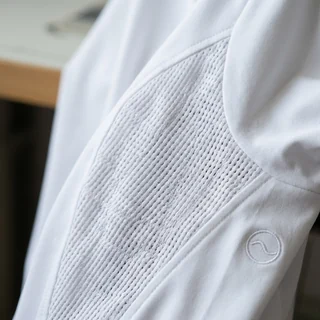 Malla transpirable blanca del panel bajo el brazo