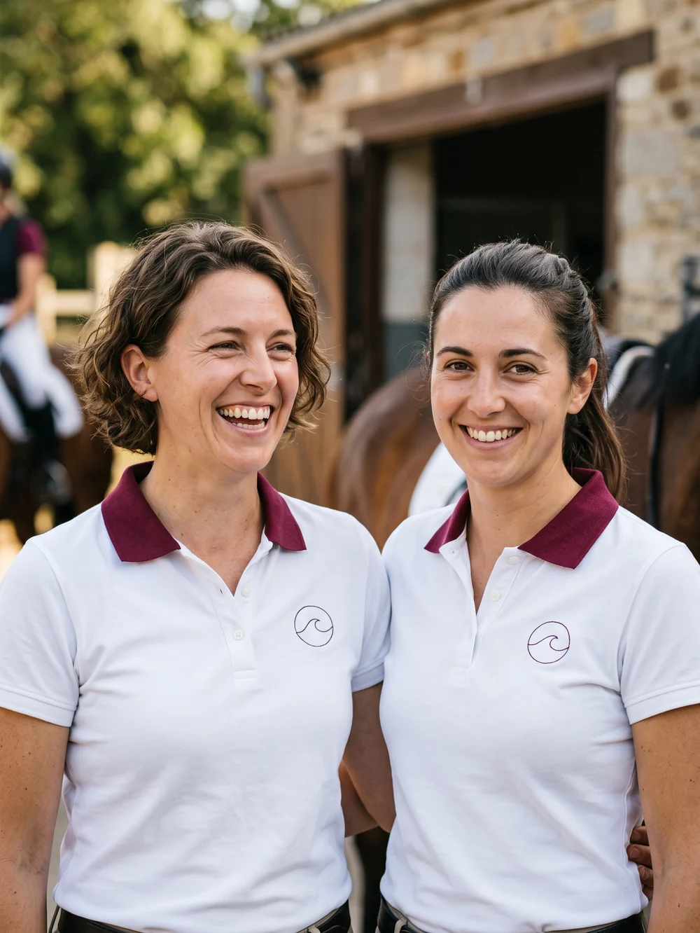 Socias de un club con el polo del club