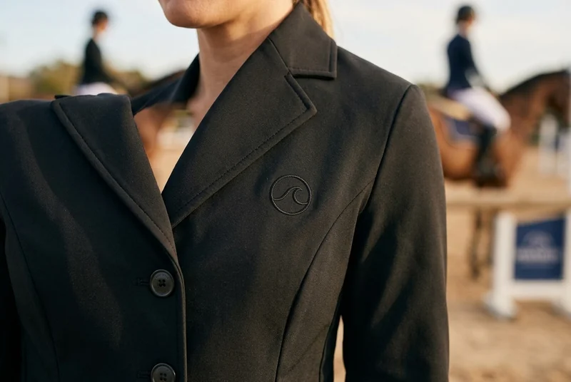 Escudo bordado en el pecho izquierdo de una chaqueta