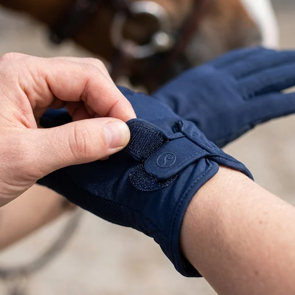 Lengüeta de velcro en la muñeca del guante