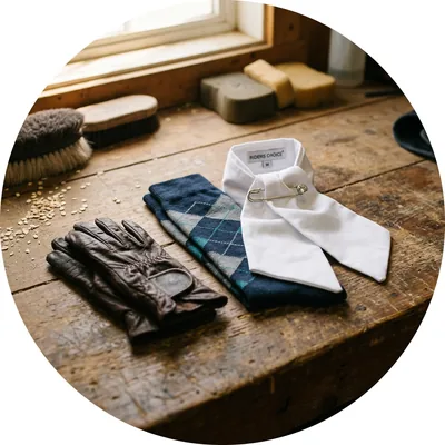 Guantes de equitación, calcetines altos y plastrón de concurso