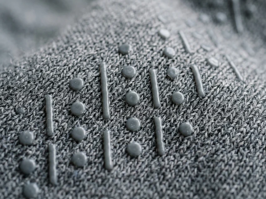 Patrón de grip abierto: tejido de punto visible entre los puntos