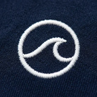 Logo bordado sobre tejido