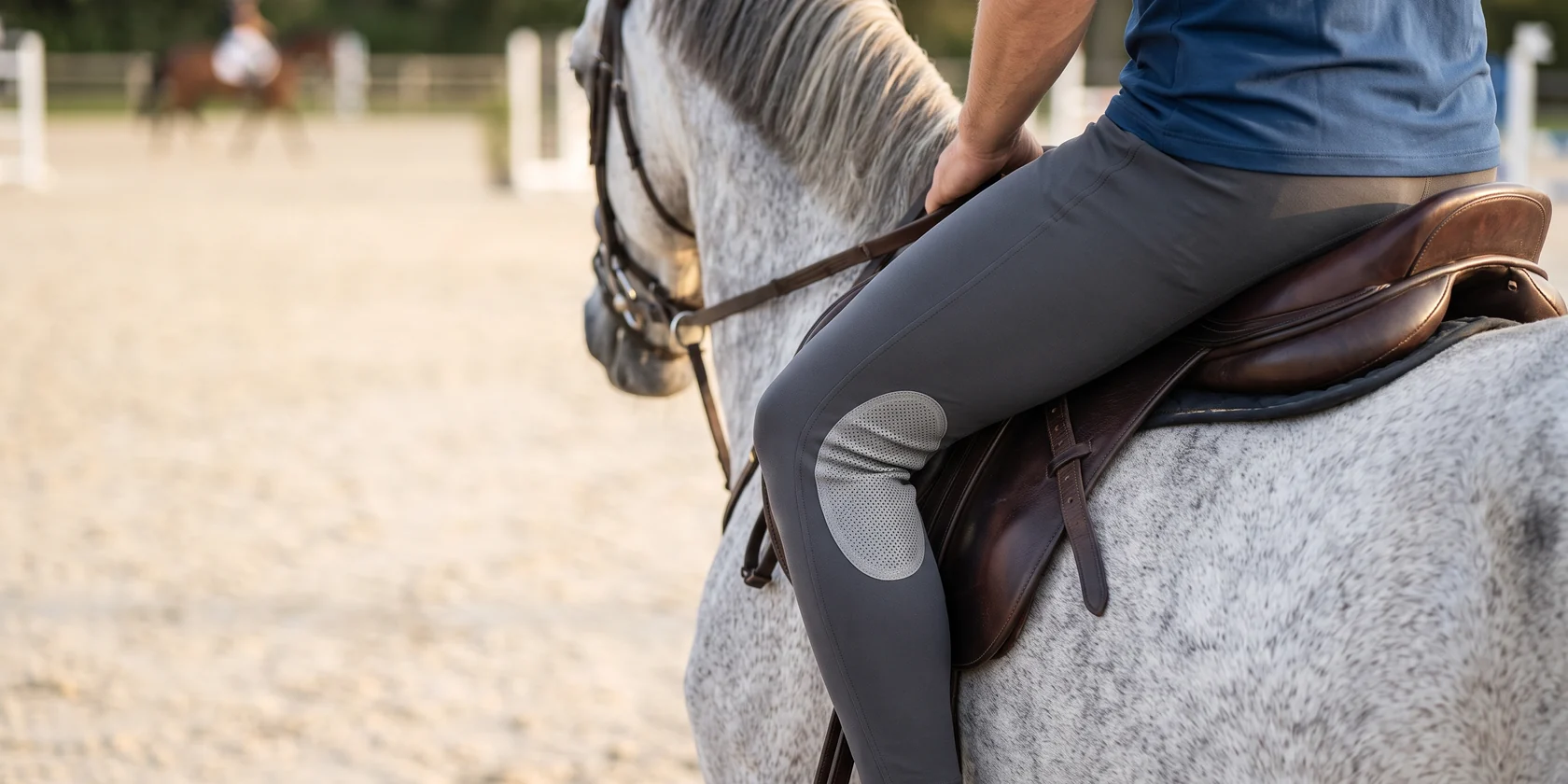 Jinete de salto en asiento ligero con breeches de knee grip en las rodilleras
