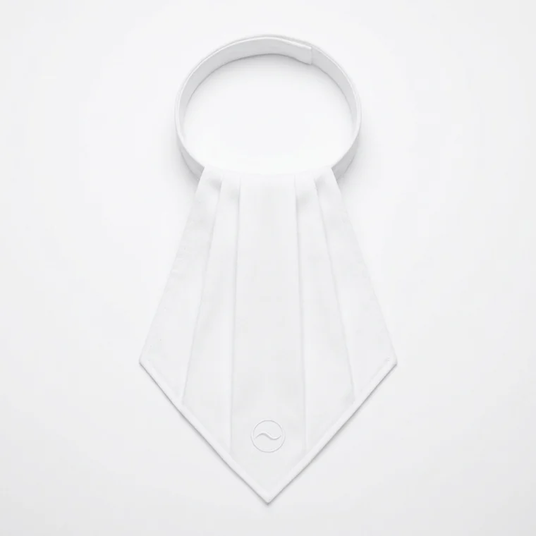 Plastrón RE-AC-04 blanco ya formado, con pliegues cosidos