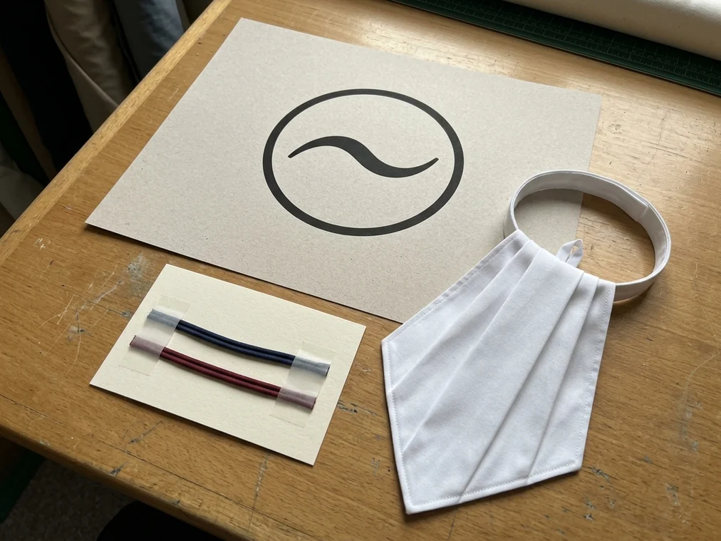 Prueba del logo y plastrón de muestra sobre la mesa