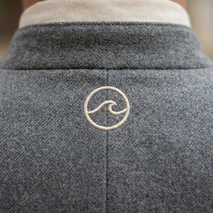 Logo bordado bajo el cuello