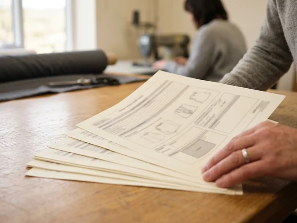 Varias versiones de la ficha técnica impresas
