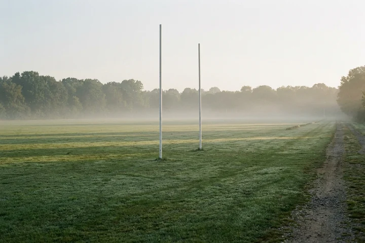 Campo de polo vacío al amanecer