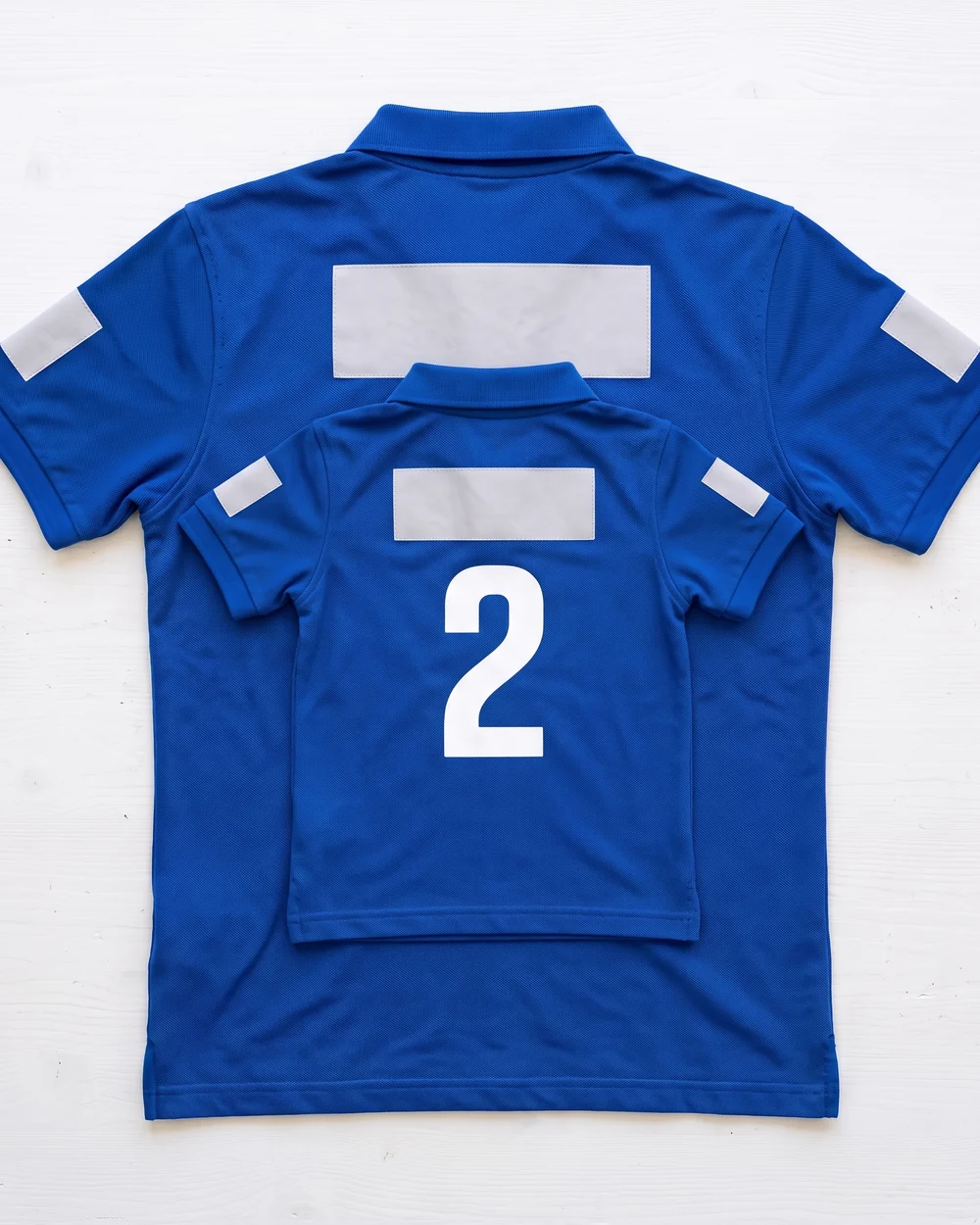 Camiseta de la talla más pequeña sobre la más grande, con el número en el mismo sitio