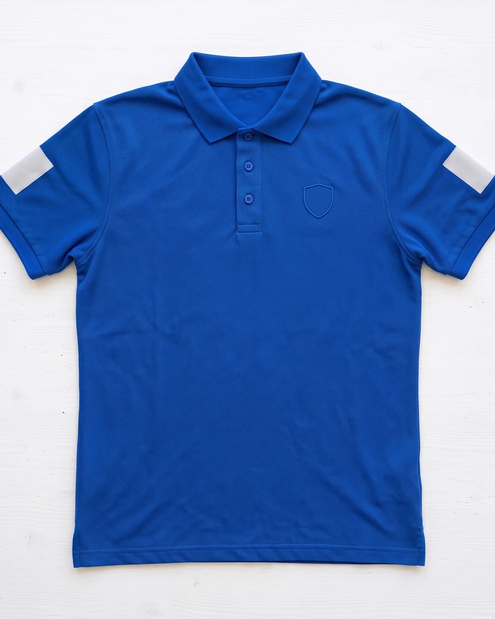 Parte delantera de la camiseta de juego, con el pecho y las dos mangas preparados para los patrocinadores