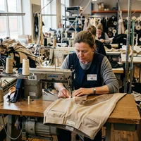 Confección de pantalones de montar en la línea