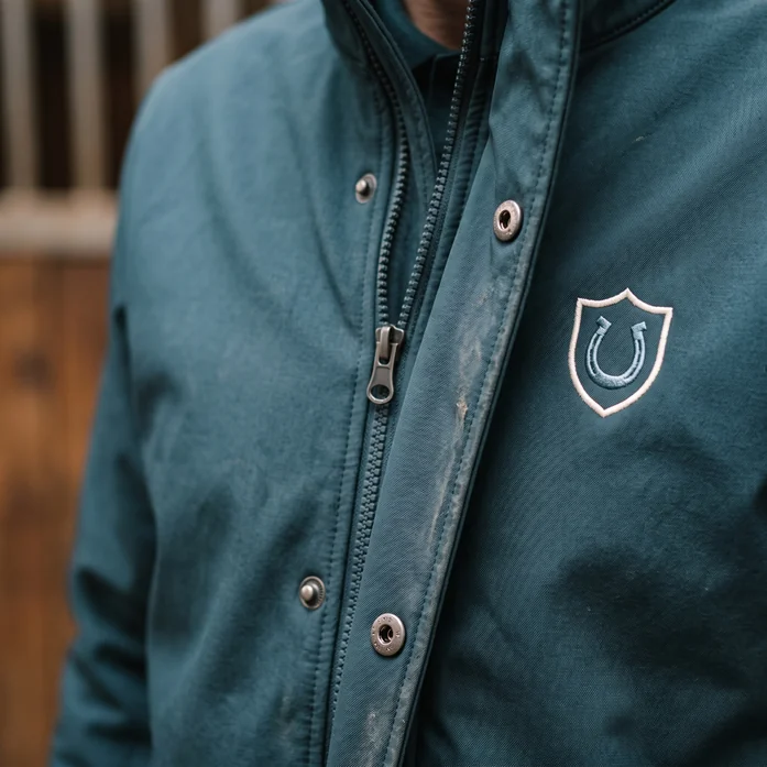 Cremallera con tapeta y broches en la ropa de trabajo